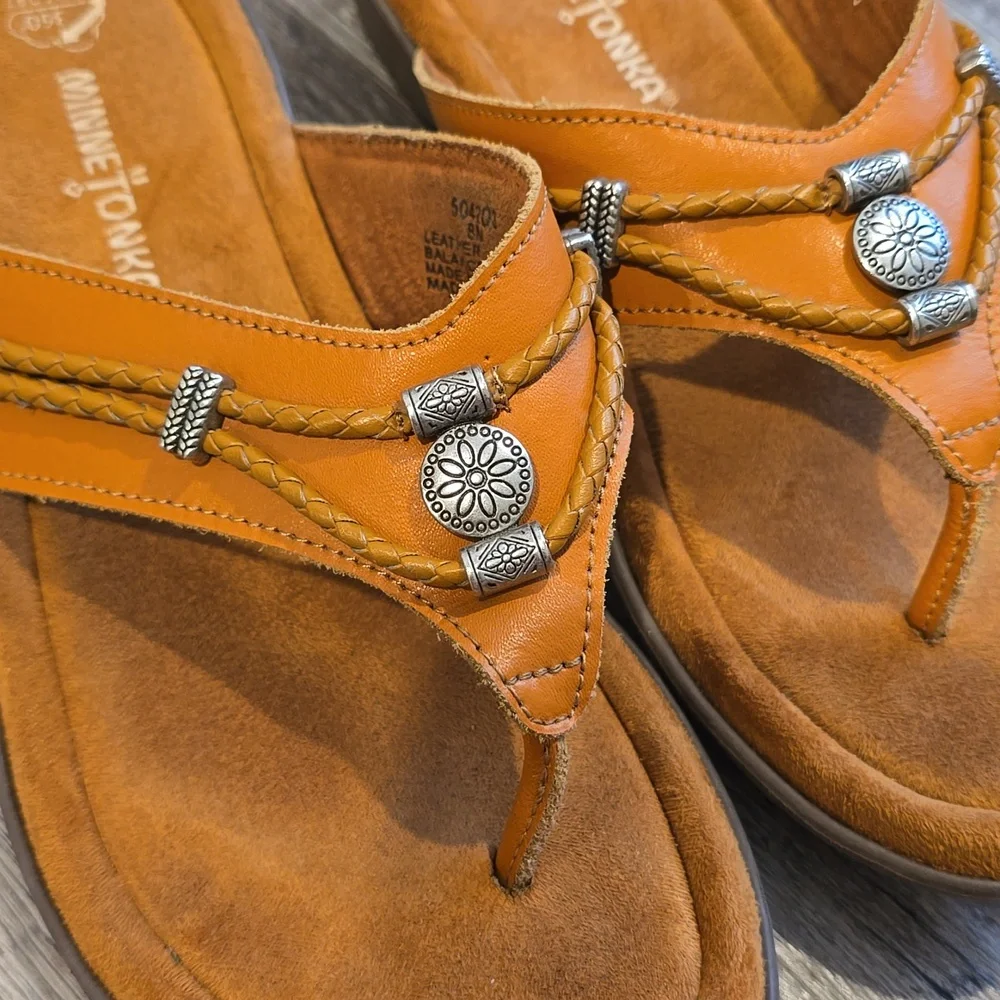 Minnetonka Women's‎ Camel and Silver Accent Leather Sandals| Size 8